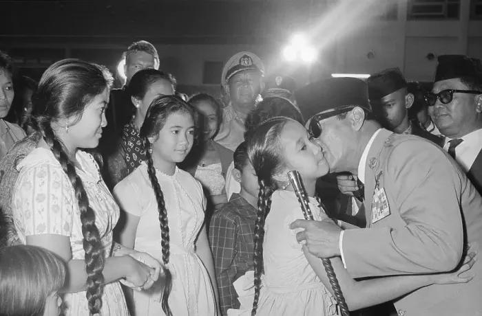 Framed Print : President Sukarno Saying Goodbye to His Daughters Framed Print : President Sukarno Saying Goodbye to His Daughters