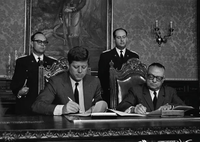 Framed Print : Pres.Kennedy, Pres.Betancourt Sign Contra Framed Print : Pres.Kennedy, Pres.Betancourt Sign Contra