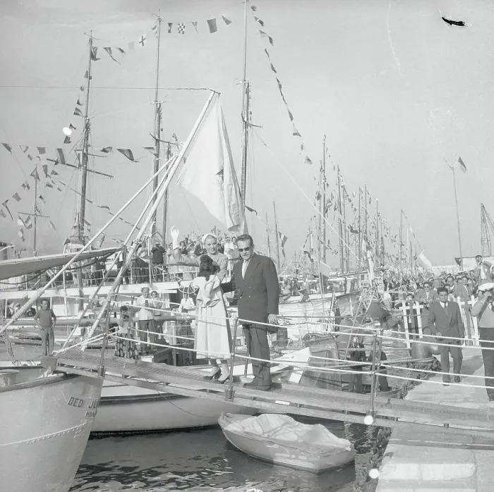 Framed Print : Prince Rainier and Grace Kelly Boarding a Yacht Framed Print : Prince Rainier and Grace Kelly Boarding a Yacht