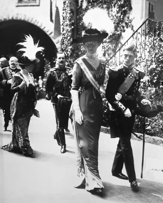 Framed Print : Prince Of Wales Walking W / Duchess D'Aost Framed Print : Prince Of Wales Walking W / Duchess D'Aost