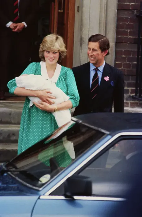 Framed Print : Princess Diana and Prince Charles with Newborn William Framed Print : Princess Diana and Prince Charles with Newborn William