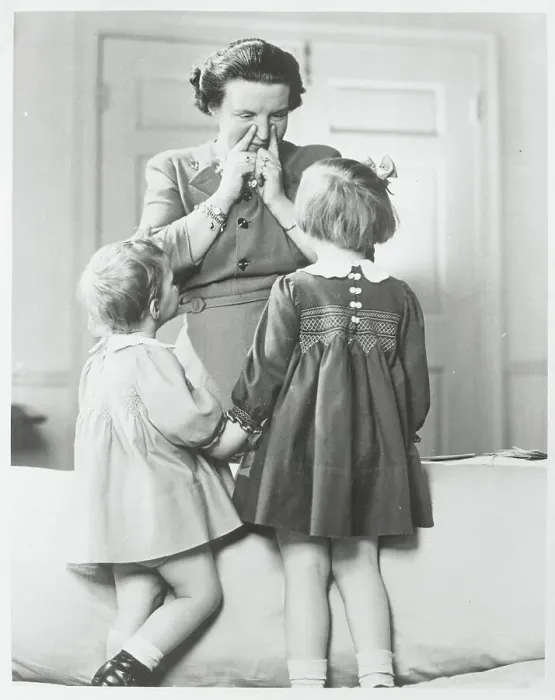 Framed Print : Princess Juliana with Her Daughters