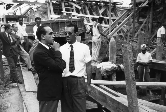 Framed Print : Problems. Hand on chin, Brazilian architect Oscar Niemeyer on the site Framed Print : Problems. Hand on chin, Brazilian architect Oscar Niemeyer on the site
