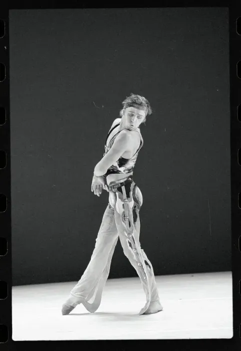 Framed Print : Profile of Mikhail Baryshnikov in Dance Position Framed Print : Profile of Mikhail Baryshnikov in Dance Position