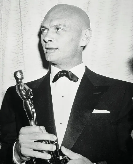 Framed Print : A Proud Yul Brynner Holds Oscar Framed Print : A Proud Yul Brynner Holds Oscar