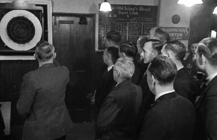 Framed Print : Pub Darts. 18th June 1949: The crowd watches with baited breath as a player Framed Print : Pub Darts. 18th June 1949: The crowd watches with baited breath as a player