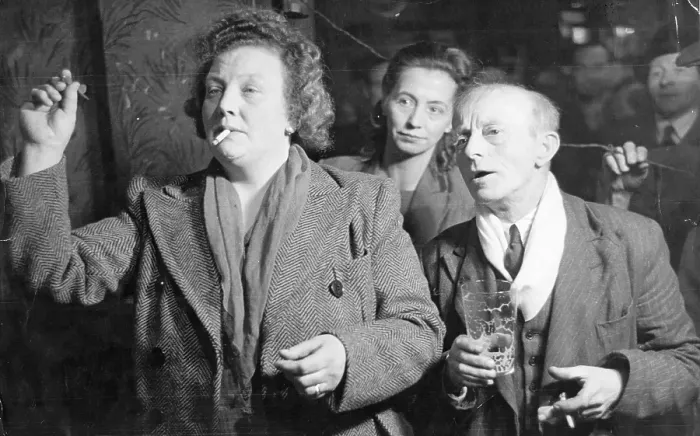 Framed Print : Pub Darts. 20th November 1947: A darts competition in the Crown Framed Print : Pub Darts. 20th November 1947: A darts competition in the Crown