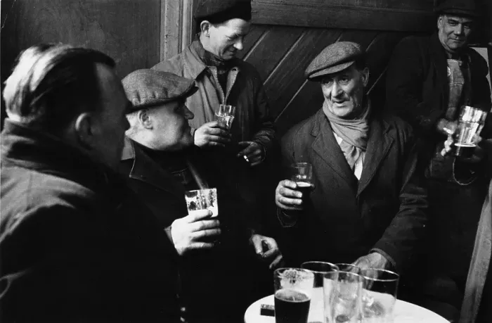 Framed Print : Pub Talk. 2nd April 1955: Men enjoying a drink and a chat in a south London pub Framed Print : Pub Talk. 2nd April 1955: Men enjoying a drink and a chat in a south London pub
