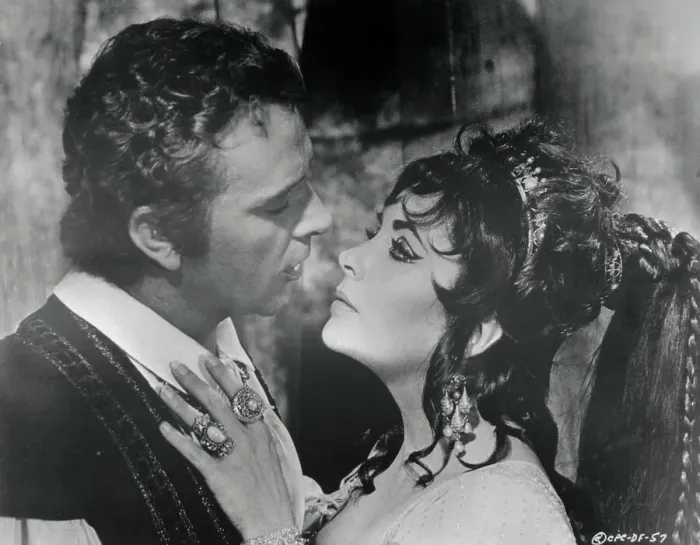Framed Print : Publicity Photograph of Elizabeth Taylor and Richard Burton Framed Print : Publicity Photograph of Elizabeth Taylor and Richard Burton