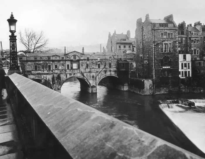 Framed Print : Pulteney Bridge, circa 1930 Framed Print : Pulteney Bridge, circa 1930