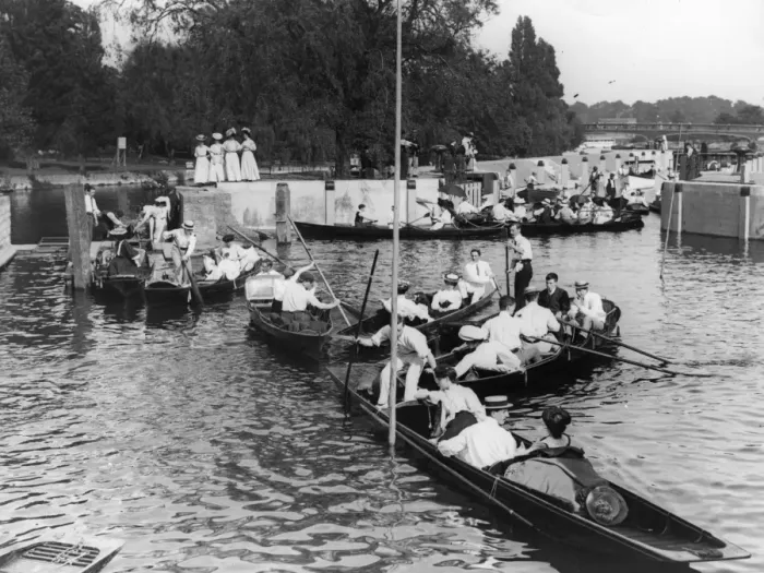 Framed Print : Punting. May 1906: Punters and rowers do their best not to collide whlist Framed Print : Punting. May 1906: Punters and rowers do their best not to collide whlist
