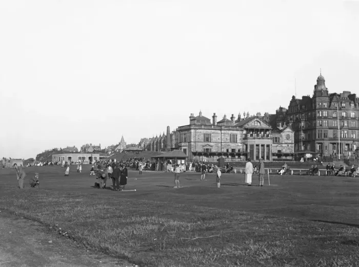 Framed Print : Putting At St Andrews Framed Print : Putting At St Andrews