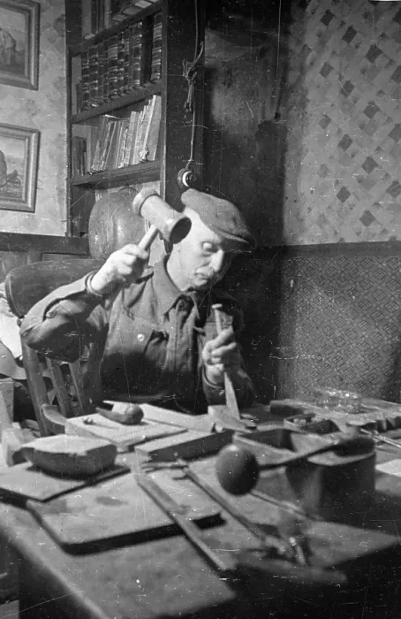 Framed Print : Quarryman. 29th May 1946: A quarry man making ash-trays Framed Print : Quarryman. 29th May 1946: A quarry man making ash-trays