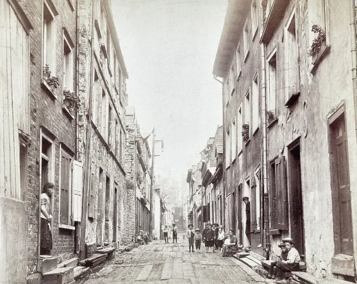 Framed Print : Quebec, rue du petit champlain, 1890 Framed Print : Quebec, rue du petit champlain, 1890