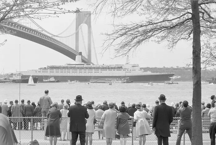 Framed Print : Queen Elizabeth 2 Sailing Past Spectators Framed Print : Queen Elizabeth 2 Sailing Past Spectators