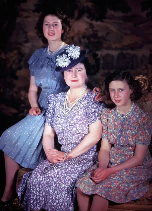 Framed Print : Queen Elizabeth with Daughters Framed Print : Queen Elizabeth with Daughters