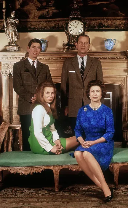 Framed Print : Queen Elizabeth II Posing with Her Family Framed Print : Queen Elizabeth II Posing with Her Family