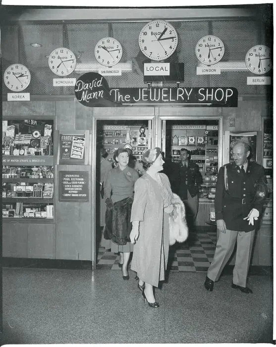 Framed Print : Queen Elizabeth and Mrs. Eisenhower at Jewelry Store
