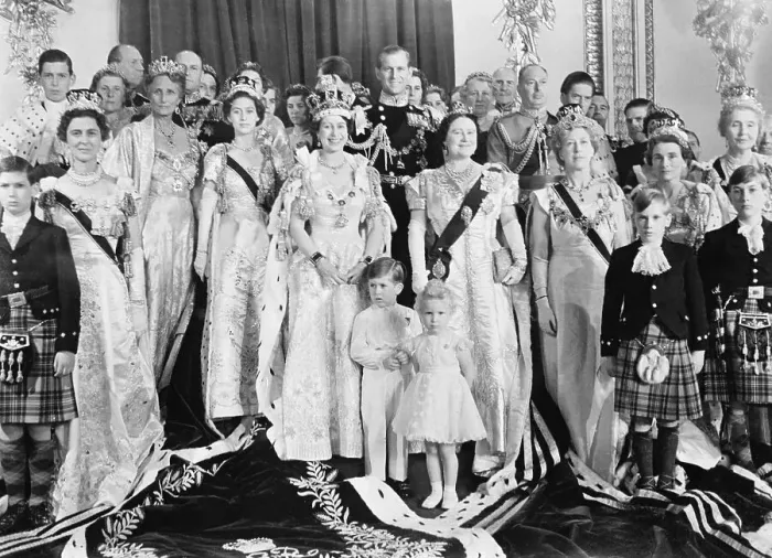 Framed Print : Queen Elizabeth Poses with Royal Family Framed Print : Queen Elizabeth Poses with Royal Family