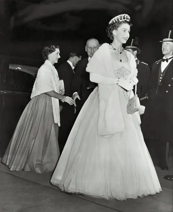 queen elizabeth dress at princess margaret wedding The Sentimental Story Behind Queen Elizabeth's Unexpected Dress For Princess  Margaret's Wedding