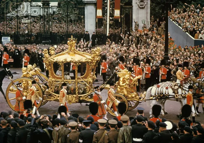 Framed Print : Queen Elizabeth in Royal Carriage Framed Print : Queen Elizabeth in Royal Carriage
