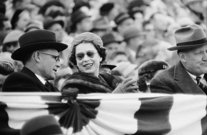 Framed Print : Queen Elizabeth Talking with Wilson Elkins