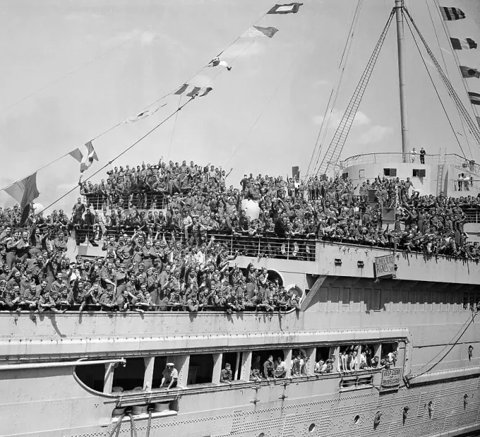 Framed Print : Queen Mary Carrying Troops Home Framed Print : Queen Mary Carrying Troops Home