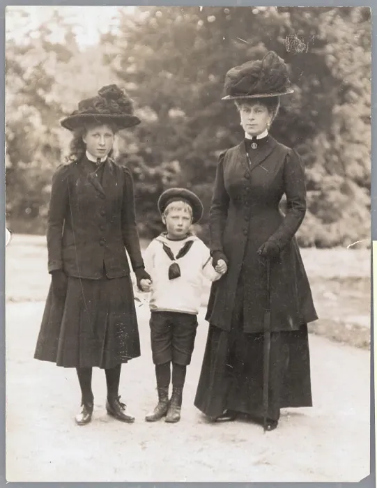 Framed Print : Queen Mary with Children Framed Print : Queen Mary with Children
