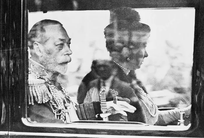 Framed Print : Queen Mary and King George V in Carriage Framed Print : Queen Mary and King George V in Carriage