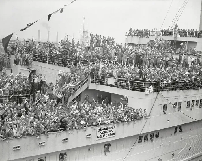 Framed Print : Queen Mary Sailing into New York with Troops Framed Print : Queen Mary Sailing into New York with Troops