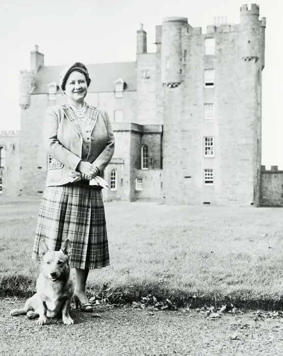 Framed Print : Queen Mother Elizabeth at Castle of Mey, holding Honey Framed Print : Queen Mother Elizabeth at Castle of Mey, holding Honey
