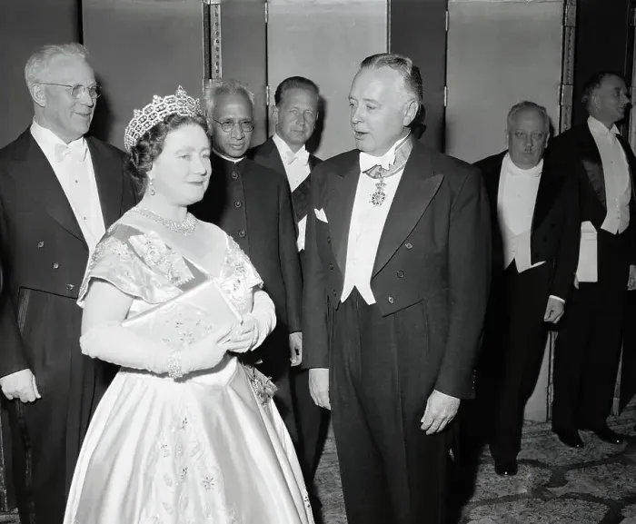 Framed Print : Queen Mother Elizabeth Speaking With Grayson Kirk