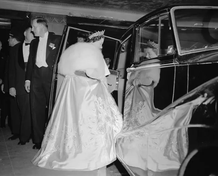 Framed Print : Queen Mother Elizabeth Stepping Into a Car