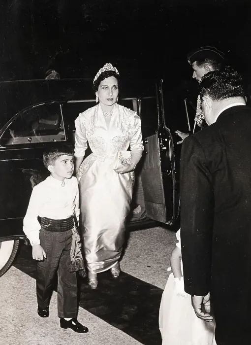Framed Print : Queen Mother Zein El Scharaf Leaves Car Framed Print : Queen Mother Zein El Scharaf Leaves Car