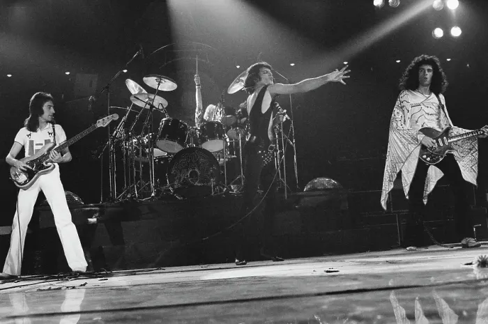 Framed Print : Queen Play The Forum, Inglewood, 1977