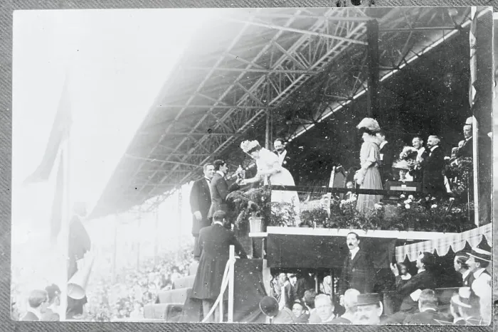 Framed Print : Queen Presenting Cup to Dorando Pietri