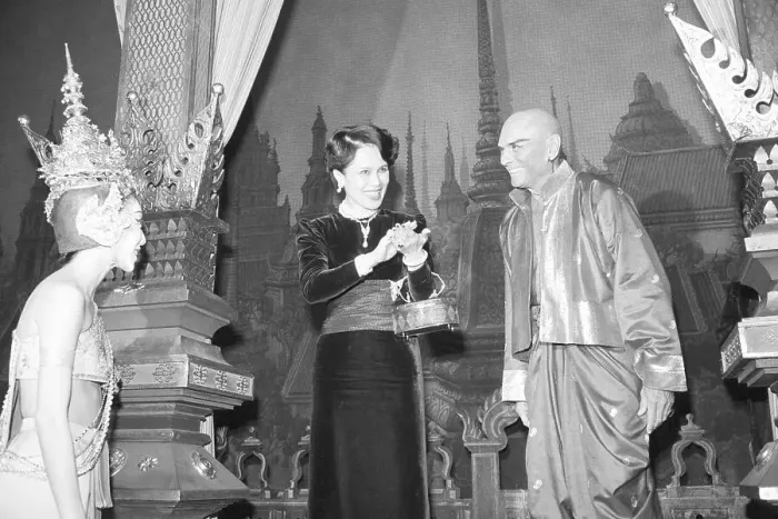 Framed Print : Queen Sirikit of Thailand With Yul Brynner Framed Print : Queen Sirikit of Thailand With Yul Brynner