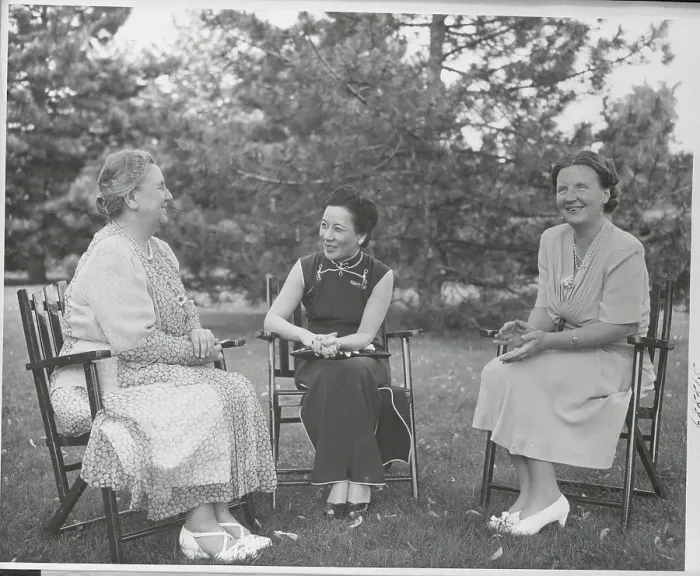 Framed Print : Queen Wilhelmina Chatting with Princess Juliana and Madame Chiang Framed Print : Queen Wilhelmina Chatting with Princess Juliana and Madame Chiang
