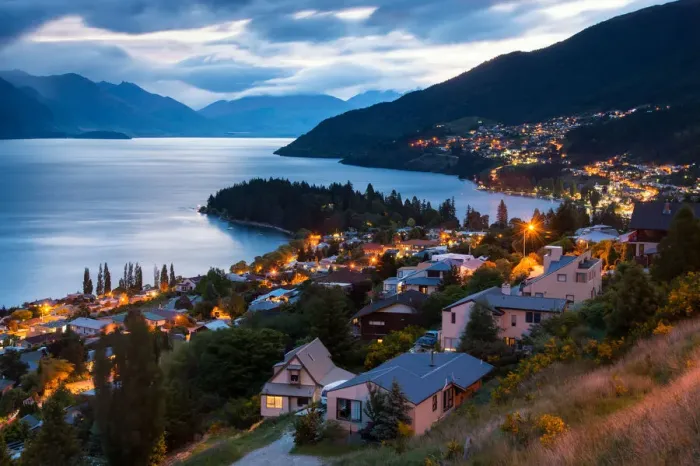 Framed Print : Queenstown city Framed Print : Queenstown city