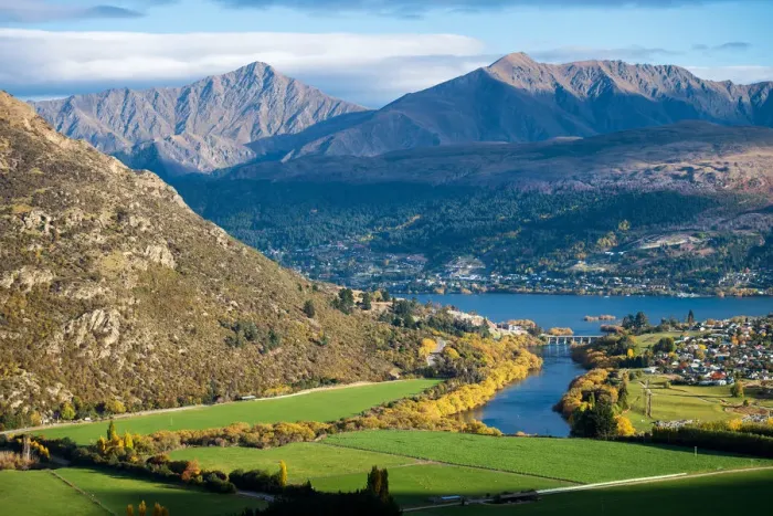 Framed Print : Queenstown and Lake Wakatipu, South Island, New Zealand Framed Print : Queenstown and Lake Wakatipu, South Island, New Zealand