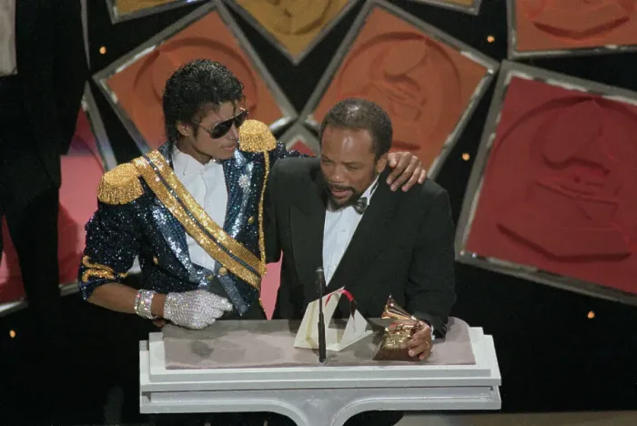 Framed Print : Quincy Jones Presenting Award to Michael Jackson Framed Print : Quincy Jones Presenting Award to Michael Jackson
