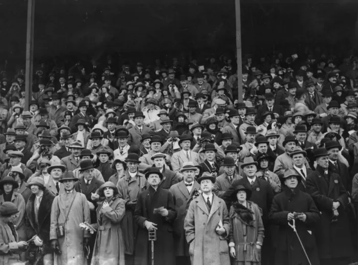 Framed Print : Racegoers. April 1924: Racegoers at a Stratford -on-Avon steeplechase watching Framed Print : Racegoers. April 1924: Racegoers at a Stratford -on-Avon steeplechase watching