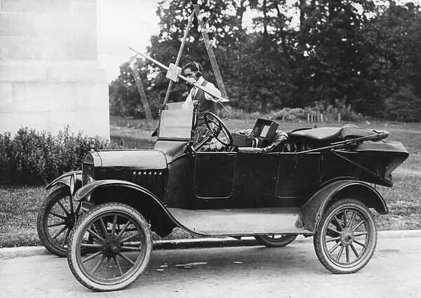 Radio Car. 1st February 1926: A Ford car fitted with equipment to detect