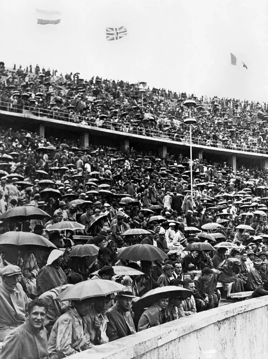 Framed Print : Rains Fails to Dampen Spirits of Spectators Framed Print : Rains Fails to Dampen Spirits of Spectators