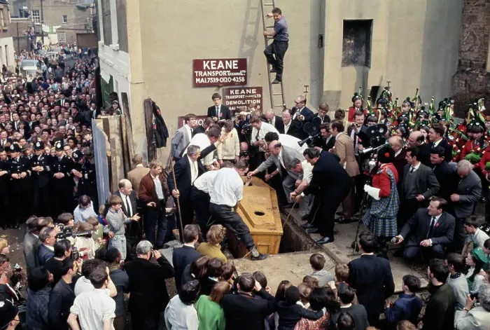 Framed Print : Raising Of Burial Artist Mick Meaney's Coffin Framed Print : Raising Of Burial Artist Mick Meaney's Coffin