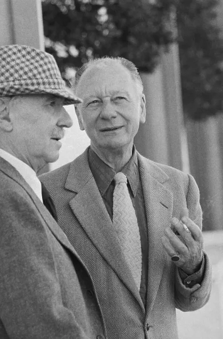 Framed Print : Ralph Richardson and John Gielgud Talking Framed Print : Ralph Richardson and John Gielgud Talking