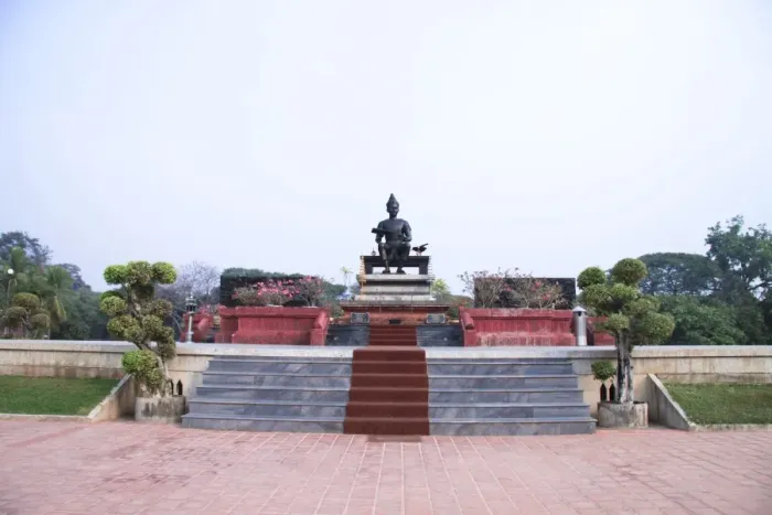 Framed Print : Ram Khom Kaeng King Monument Framed Print : Ram Khom Kaeng King Monument