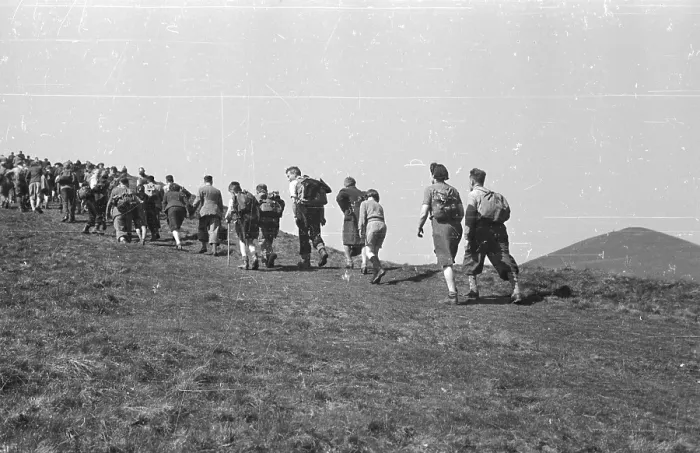 Framed Print : Ramblers. 5th May 1945: Ramblers trekking up Lose Hill Pike Framed Print : Ramblers. 5th May 1945: Ramblers trekking up Lose Hill Pike