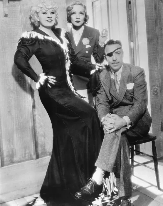 Framed Print : Raoul Walsh with Actresses Framed Print : Raoul Walsh with Actresses