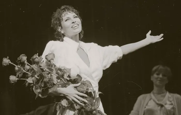 Framed Print : Raquel Welch Takes Bow with Bouquet Framed Print : Raquel Welch Takes Bow with Bouquet